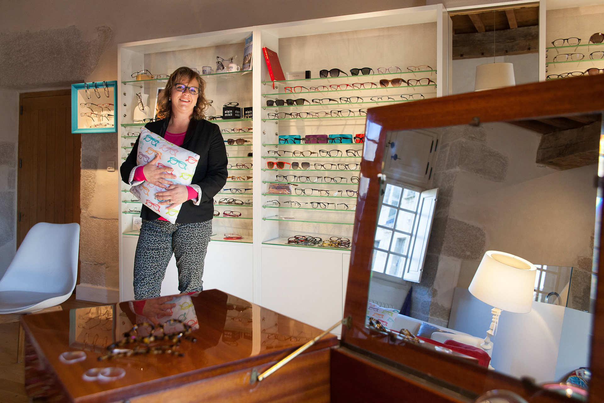 Alice Mignen dans sa boutique d'optique "Le Point de Vue d'Alice".