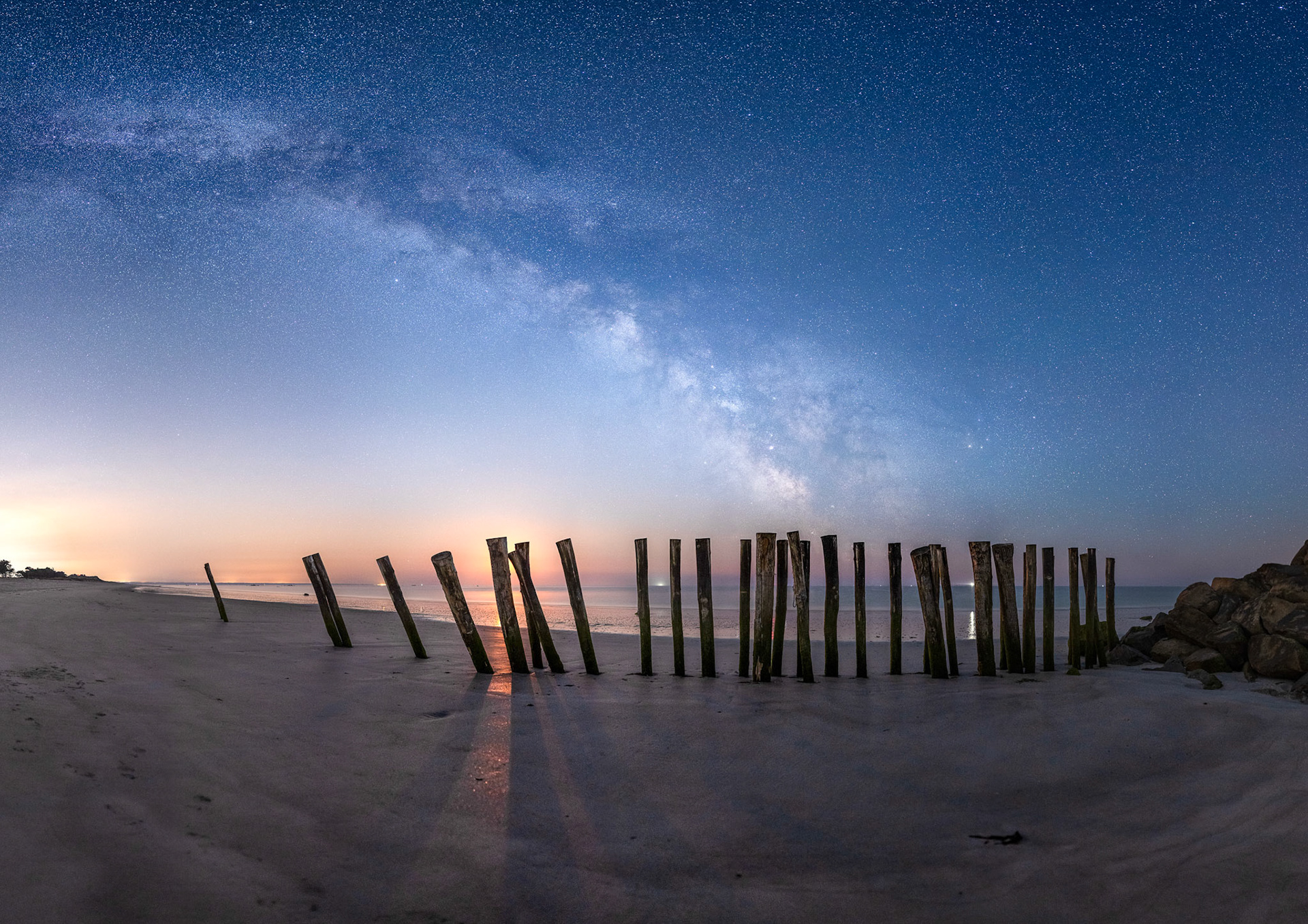 Les poteaux de la plage de Cleut Rouz masquent la Lune qui se lève