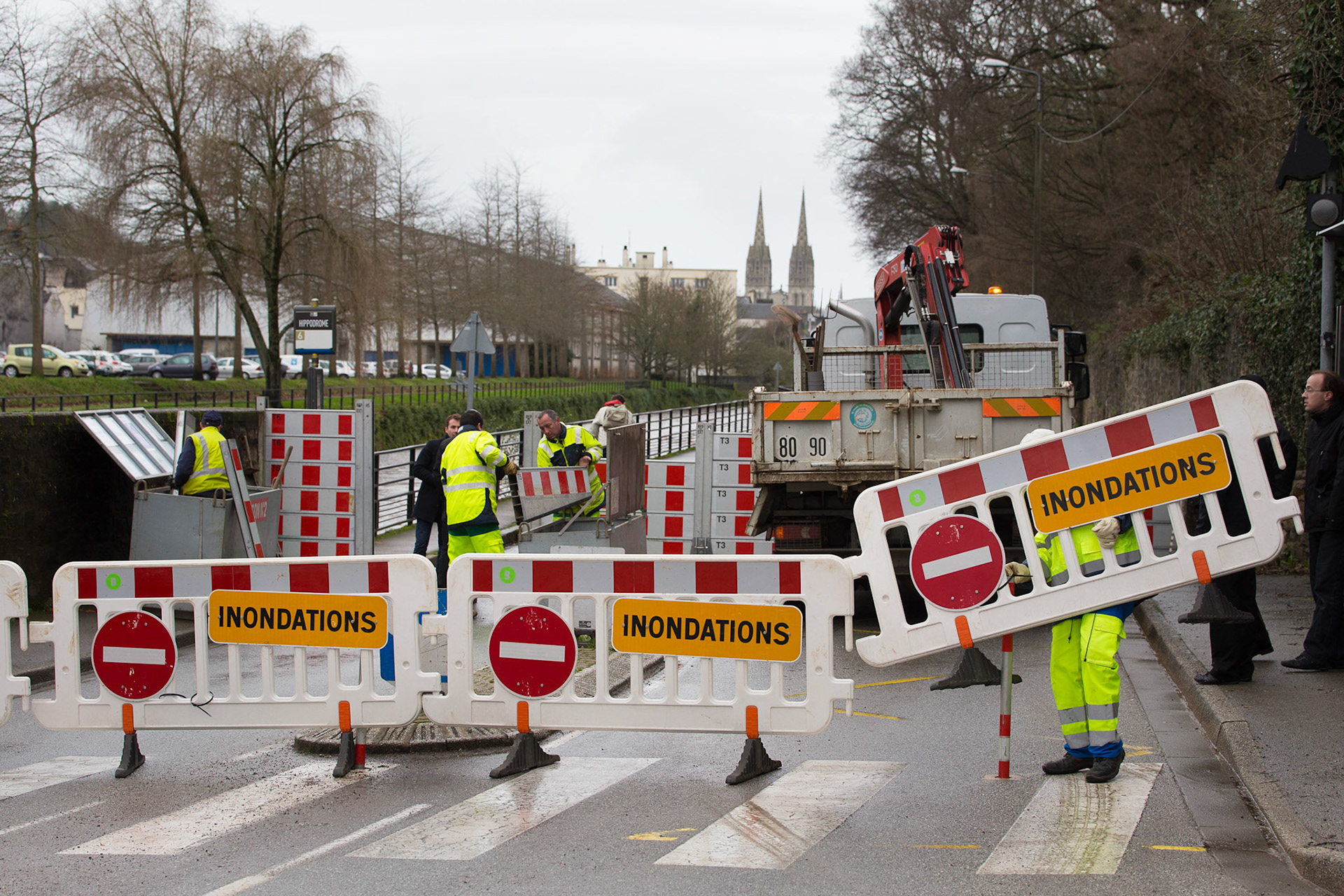 Pose d'un dispositif anti-crue en prévention d'un possible débordement de l'Odet au niveau de la zone de l'hippodrome.