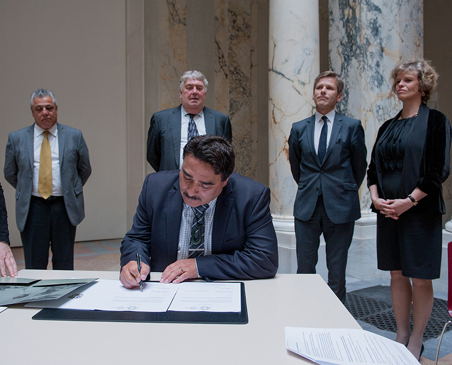 Signing of the repatriation documents of Arapata Hakiwai as Kaihautū (Maori Co-Leader of Te Papa Tongarewa Museum). Photo: KHM Museum Association