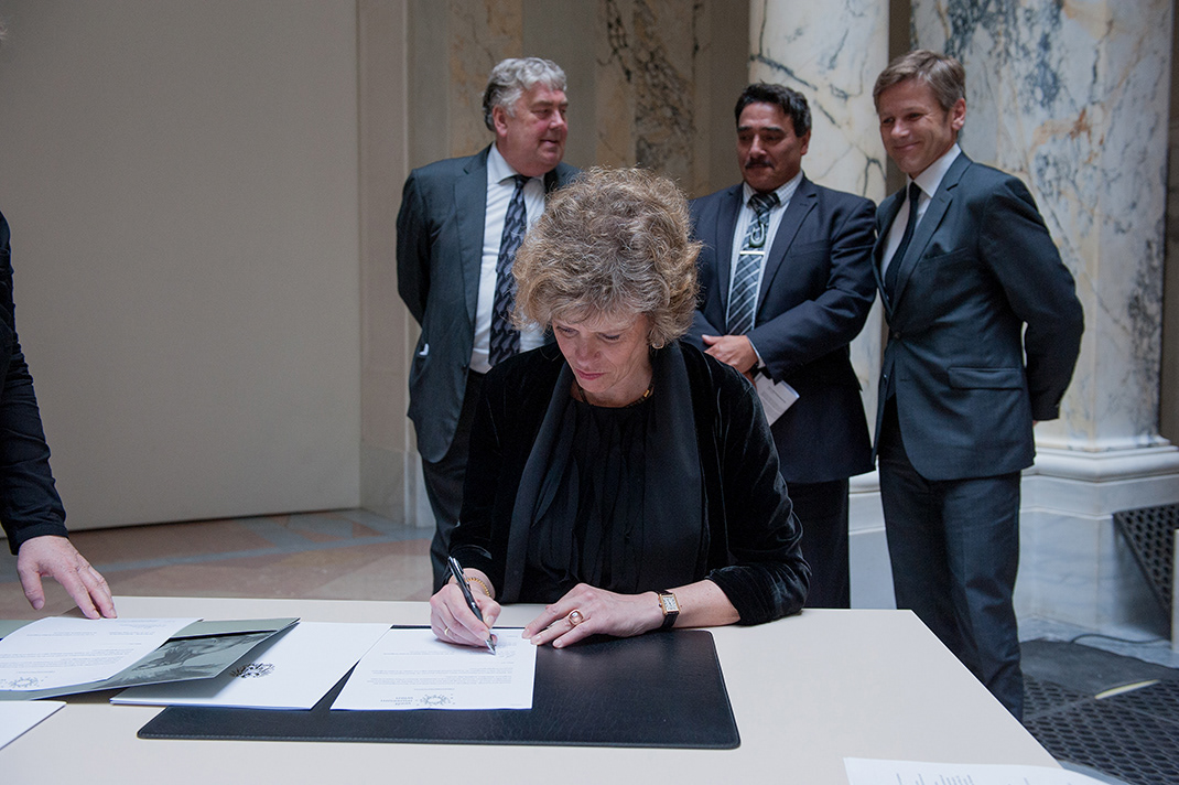Signing of the repatriation documents by KHM Director General Sabine Haag. Photo: KHM Museum Association