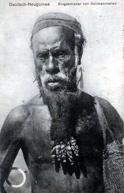 Mann aus Dallmannhafen, Sepik-Küstenregion. Deutsch-Neuguinea. Postkarte.1914. Rückseite mit Nassstempel der Missionsdruckerei.