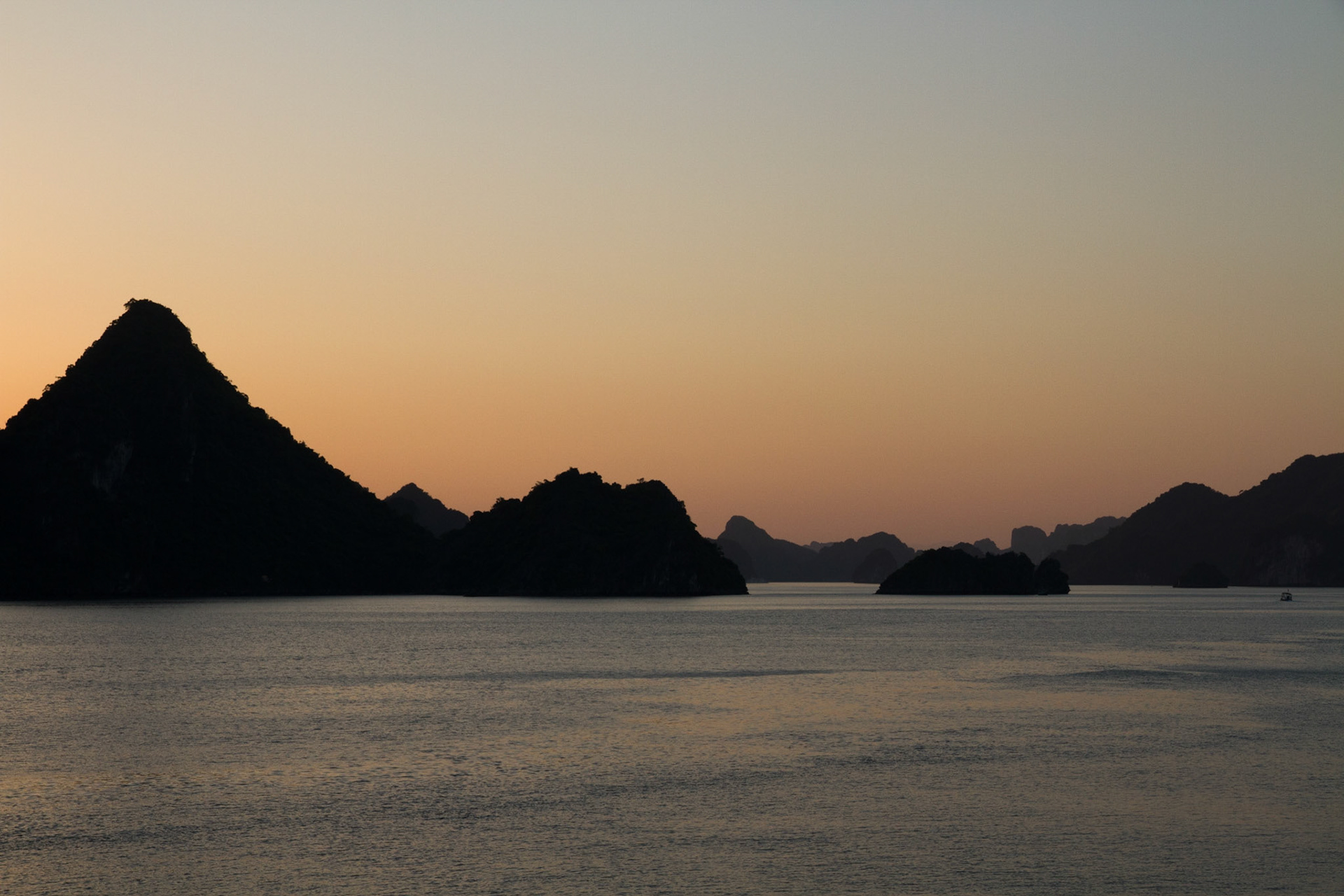 Sun setting, Halong Bay