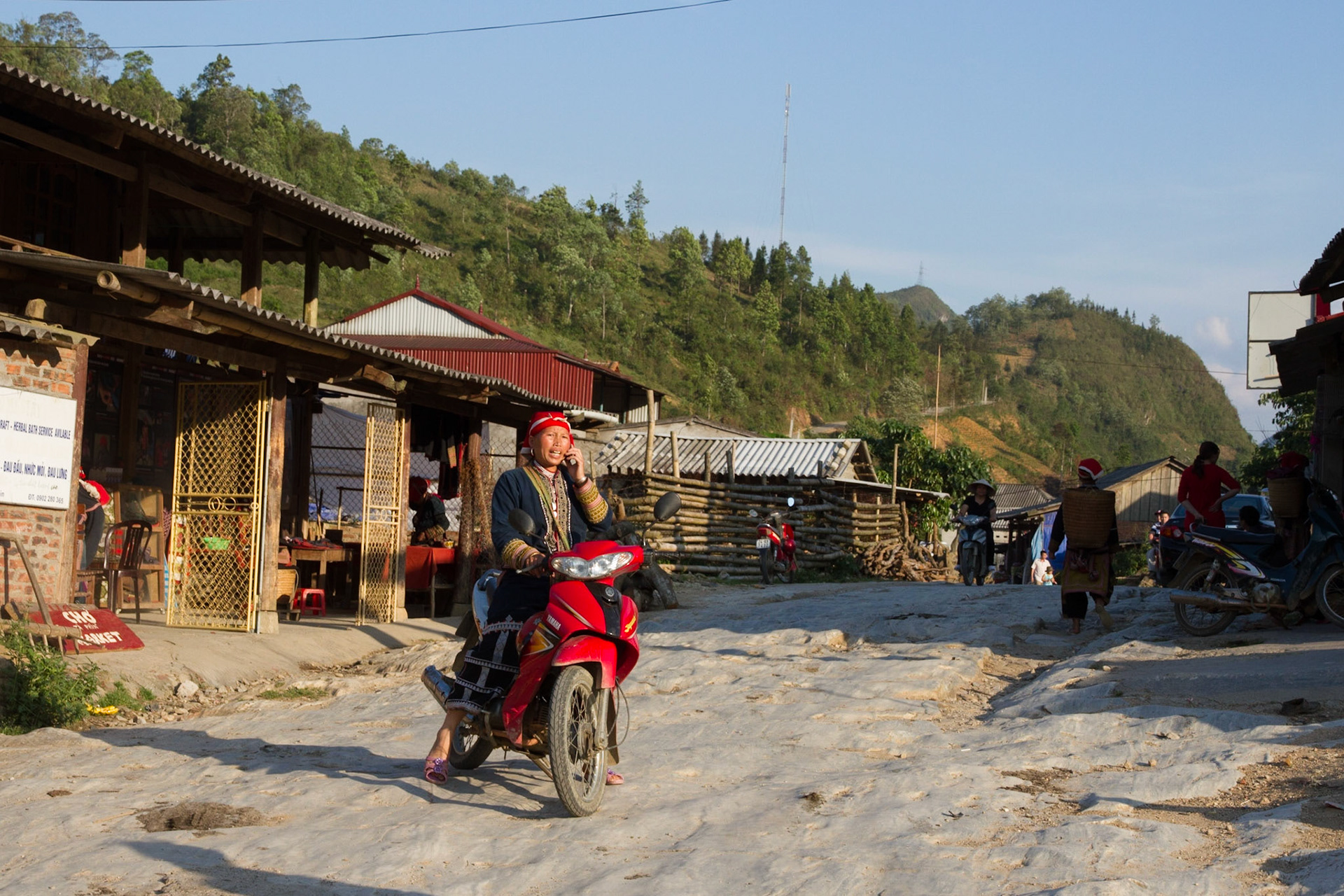 Red Dao lady embracing new technology, Ta Phin