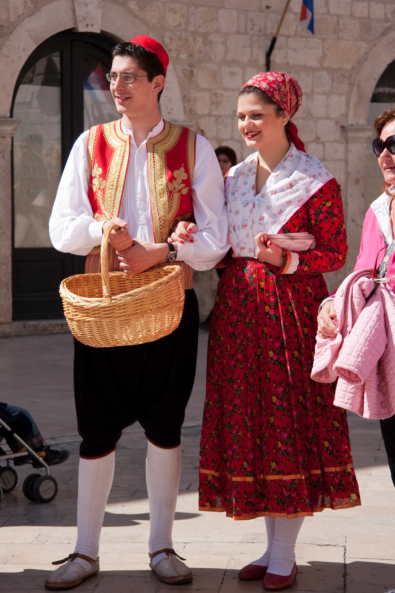 Handing out easter eggs, Stradun