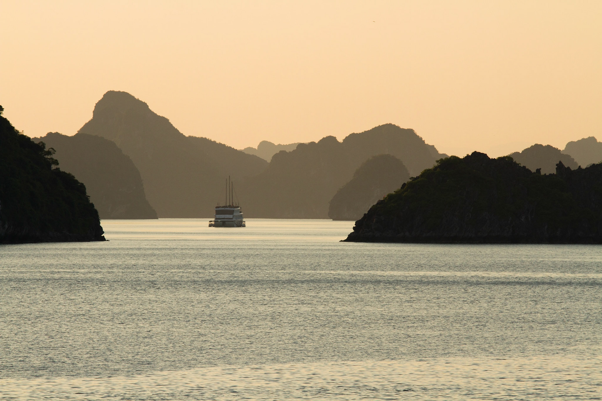 Sun setting, Halong Bay