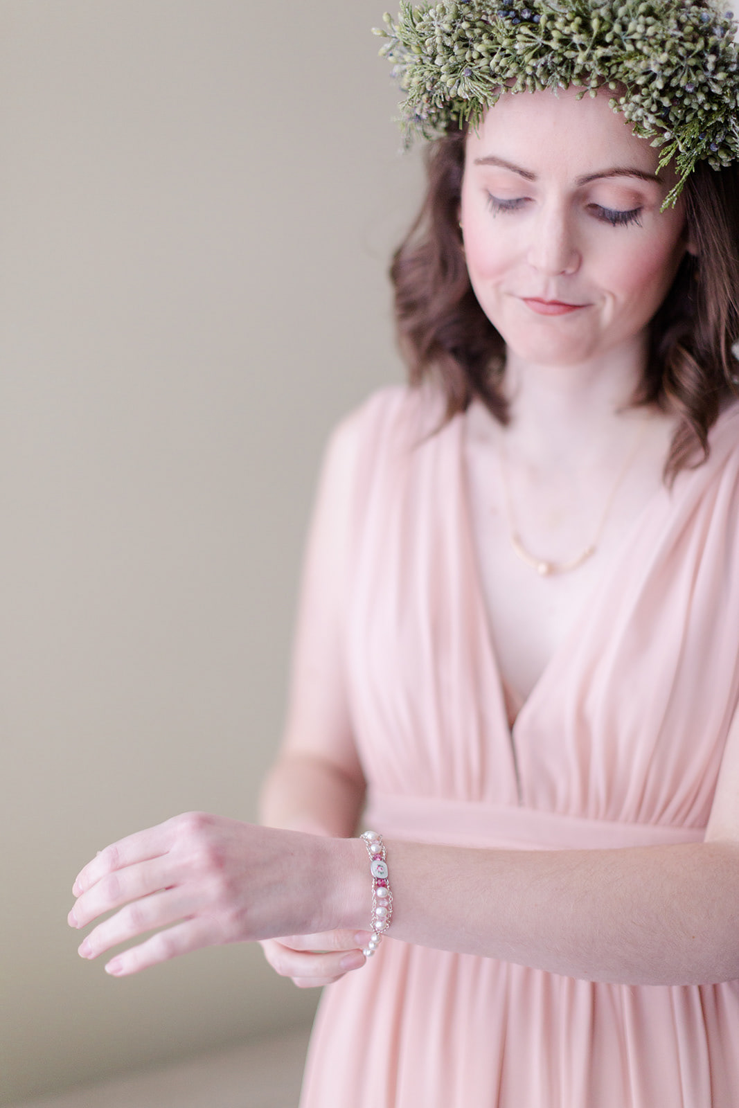 Photographer: @Annemientkaphoto Makeup: @Hillaryfayfreelancemua Venue: @Innatmanchester Florist: @Nancybishopfloral