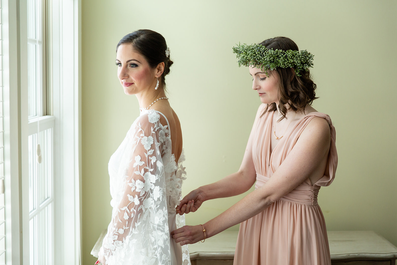 Photographer: @dallendorfphoto Makeup: @Hillaryfayfreelancemua Hair: @evie_upstyles Venue: @Innatmanchester, Bridal Gown: @everthinebridal Bridal Model: @Cryssorell Florals: @nancybishopflorals