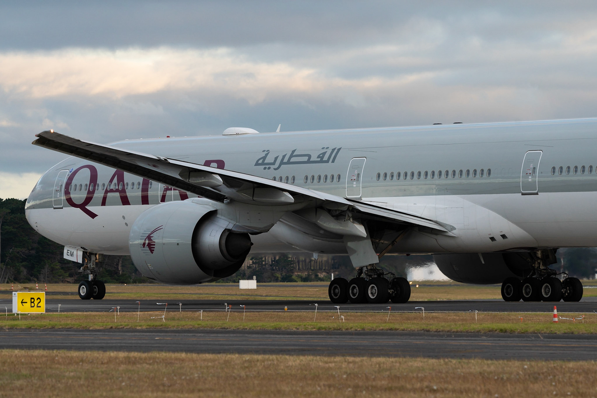 Qatar Airways Boeing 777-300ER A7-BEM departing Auckland.