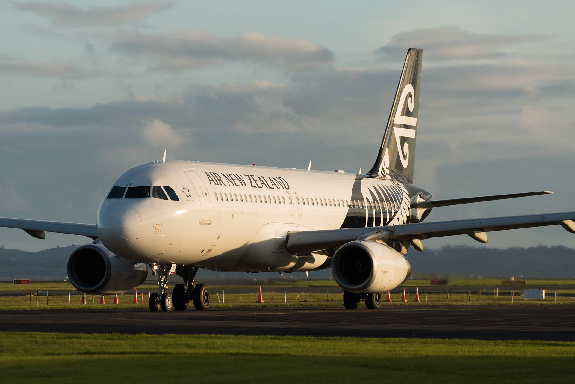 Air New Zealand Airbus A320 ZK-OJR arriving in Auckland.