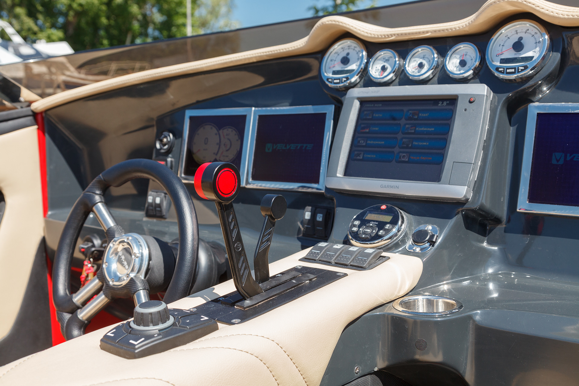 Dino Lippi - Цифровая панель приборов для катера