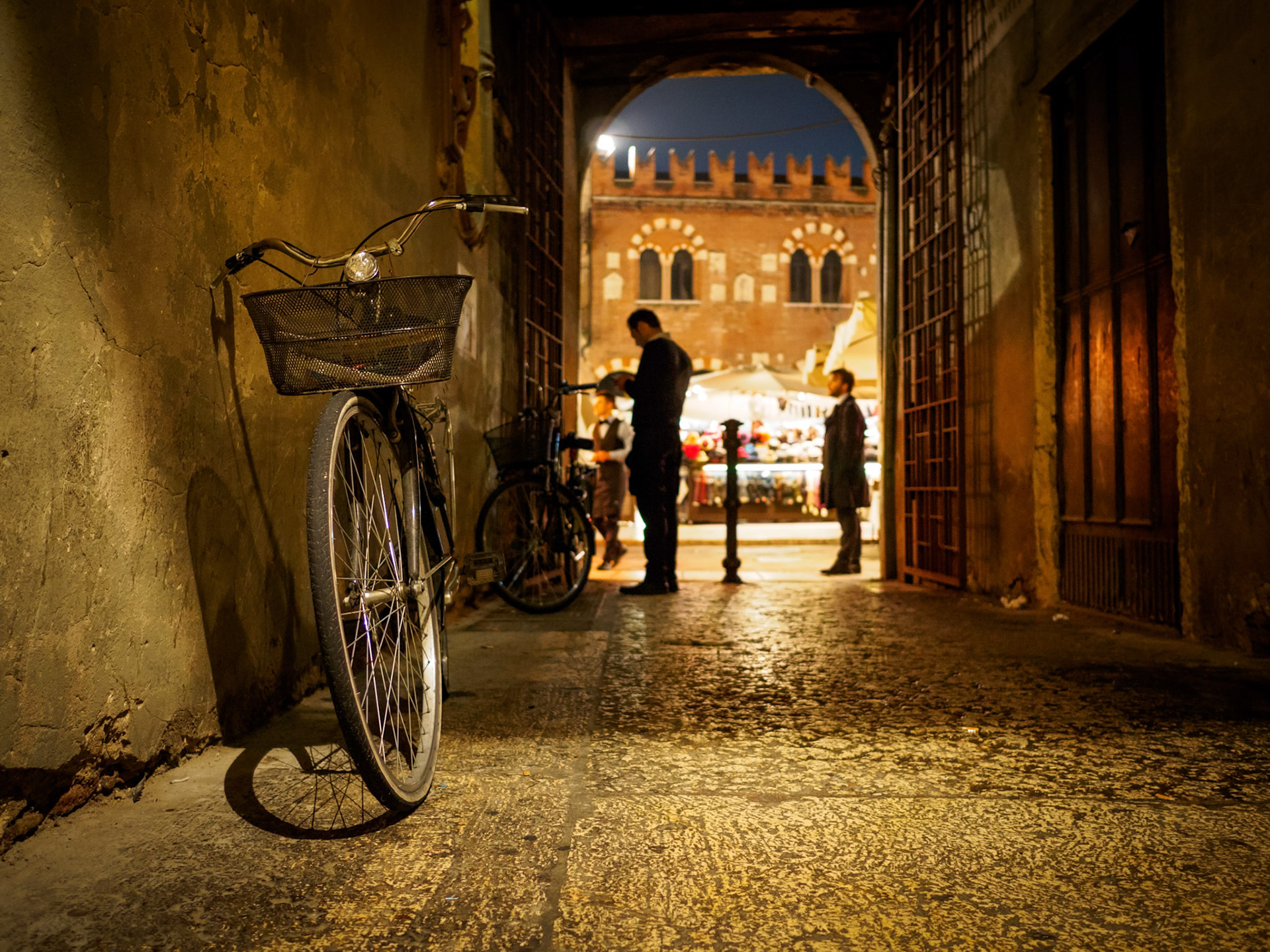 La bicicletta, il portico e la piazza