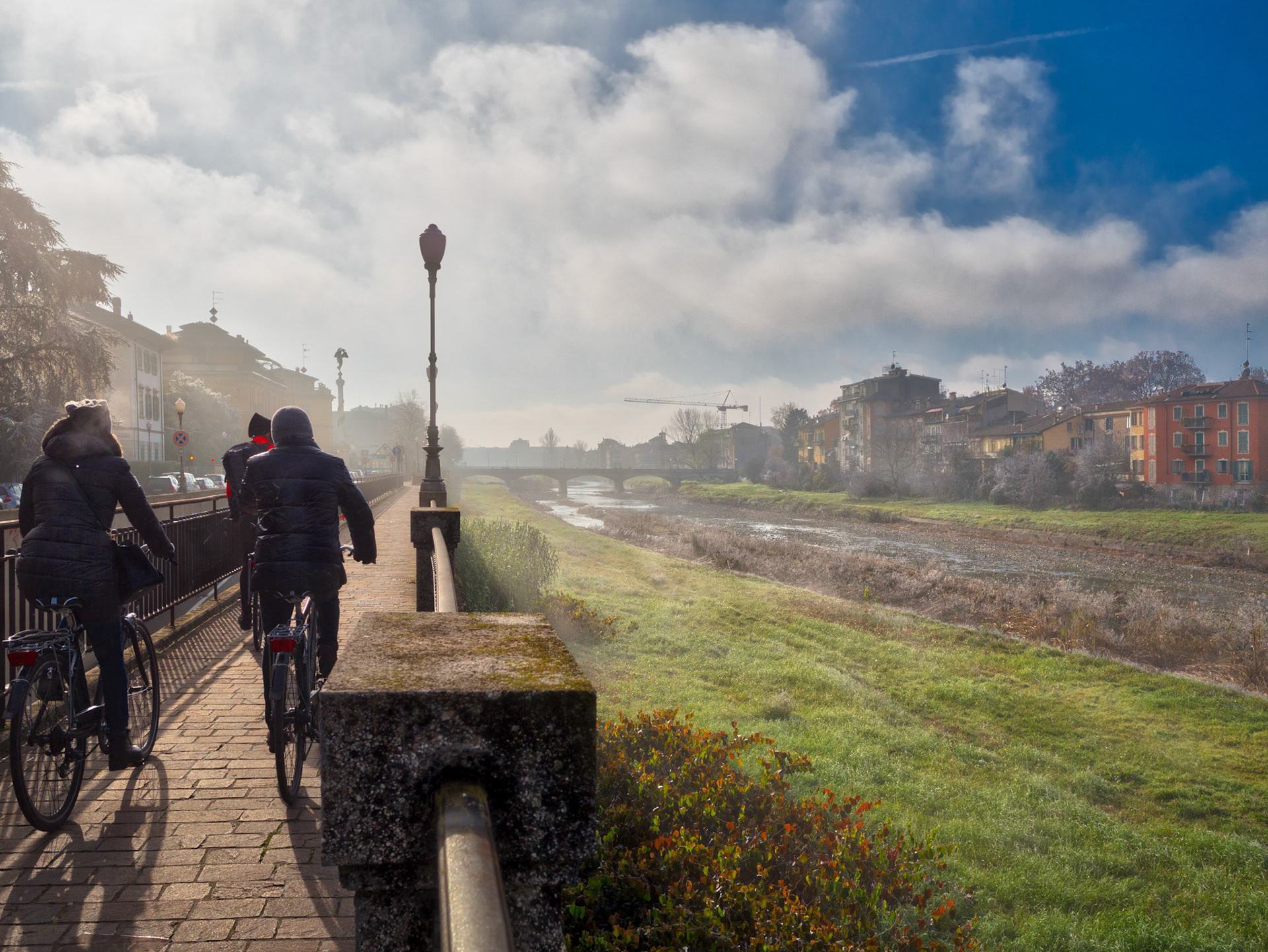 La nebbia sale dal torrente