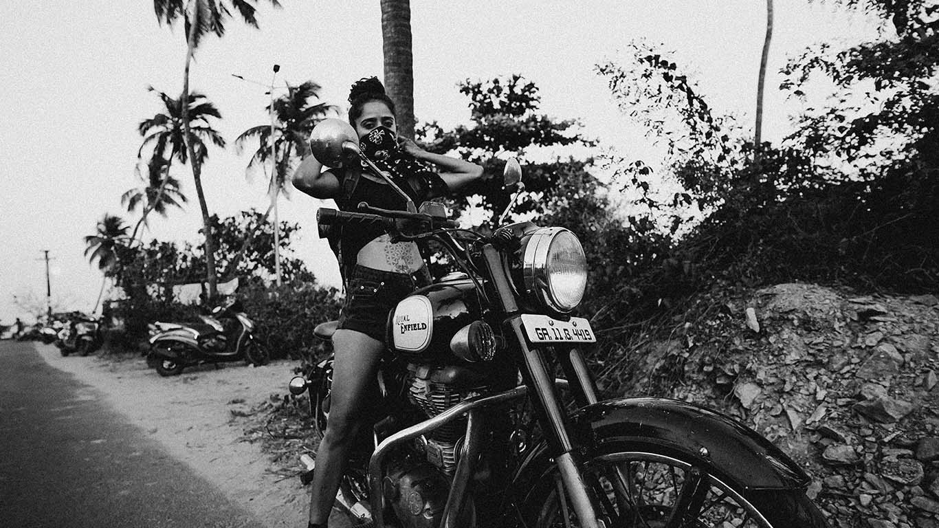 Junge Frau auf indischem Motorrad .Kontaktieren uns Sie: Heinsteinmedia // Rohrbacher Straße 46, 69115 Heidelberg // yh@heinsteinmedia.com // +49(0)6221-3287801