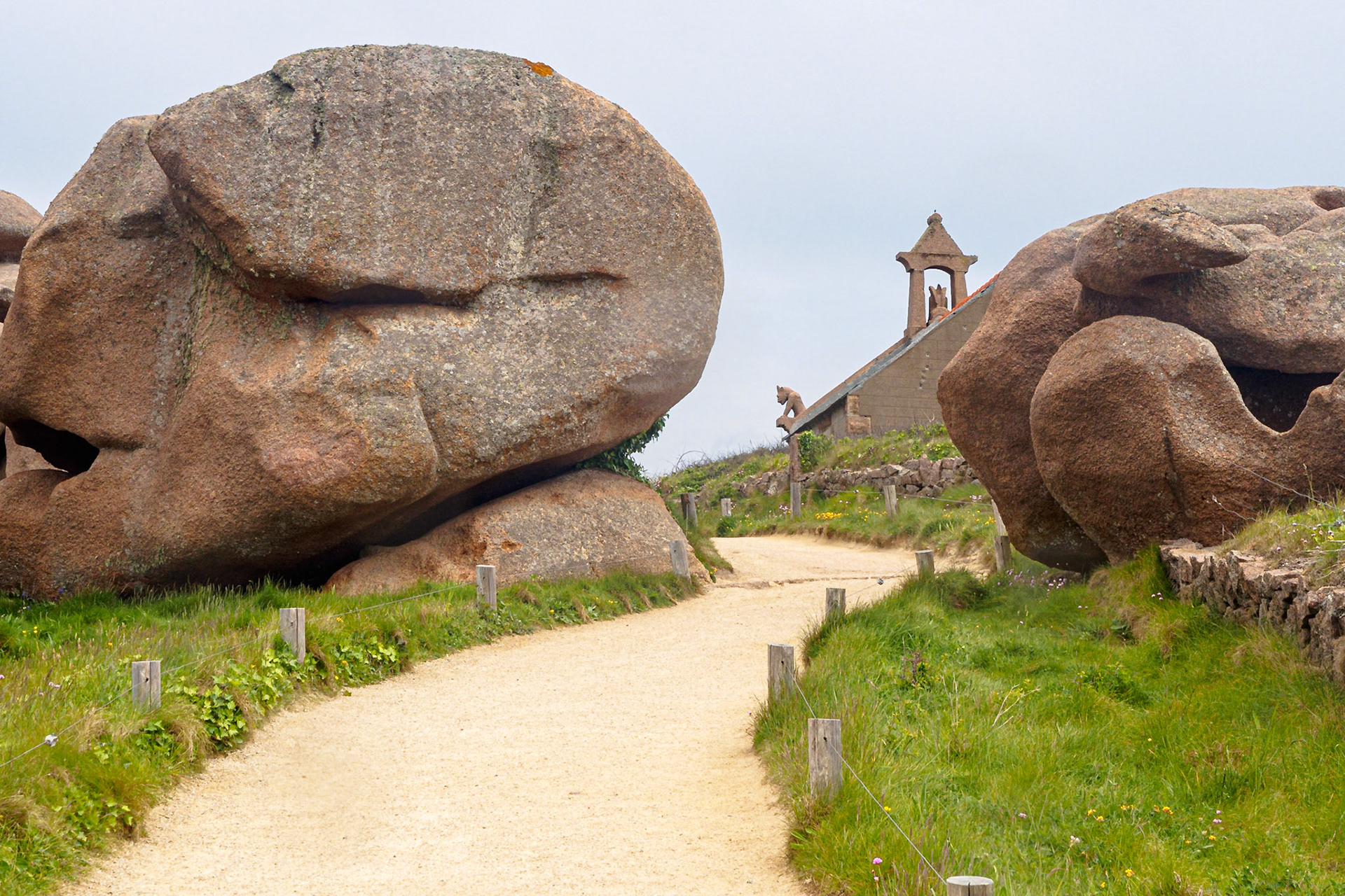 Along the winding path of the "Sentiers des douaneirs", between Saint-Guirec and  Ploumanach, we saw this gargoyle brooding over the immutable pink granite rocks of Bretagne.