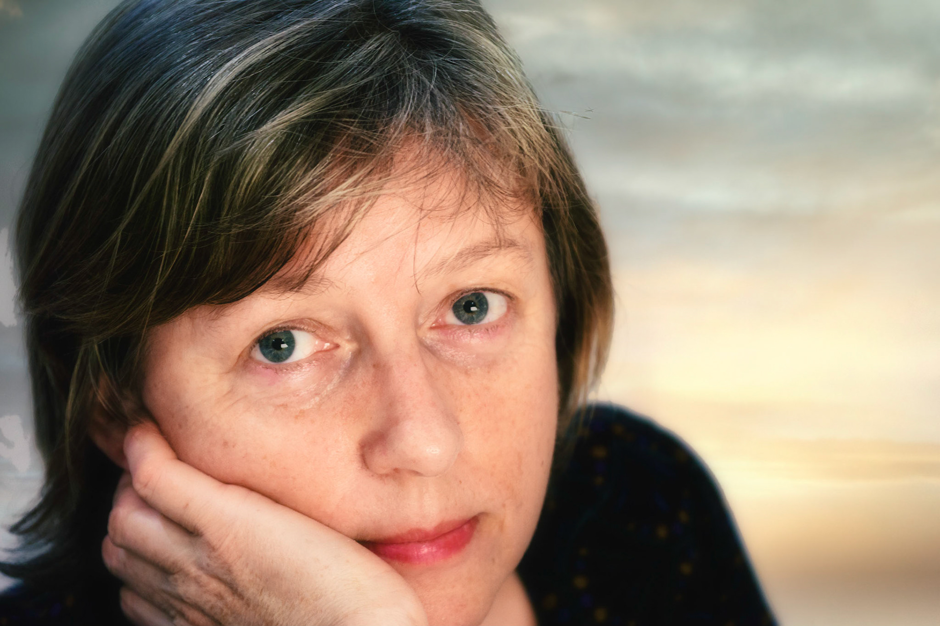 Close-up female headshot - looking up - palmrest - 201701