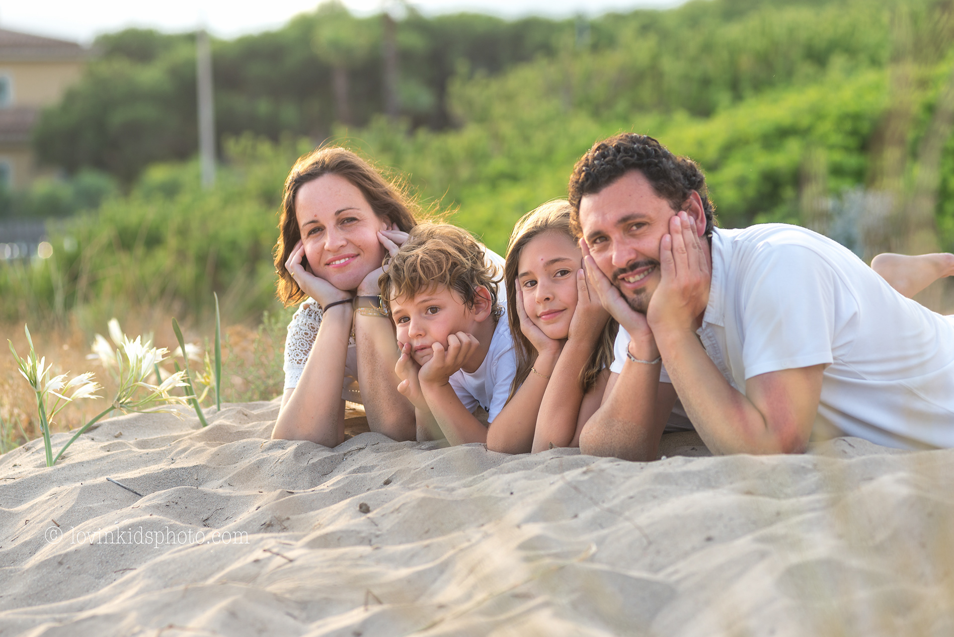 Young family. Семейное лето. Семья летом. Семья радость. Радостная семья летом.