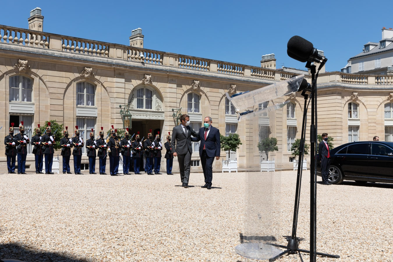 2021-06-01, Entretien avec M. Nikol PACHINIAN, Premier ministre par intérim de la République d’Arménie, Cour d'honneur de l'Élysée
