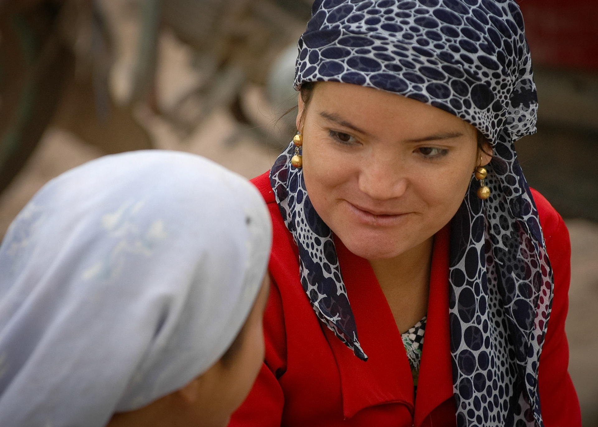Uighur women outside Mal Bazaar (Kashgar, China)