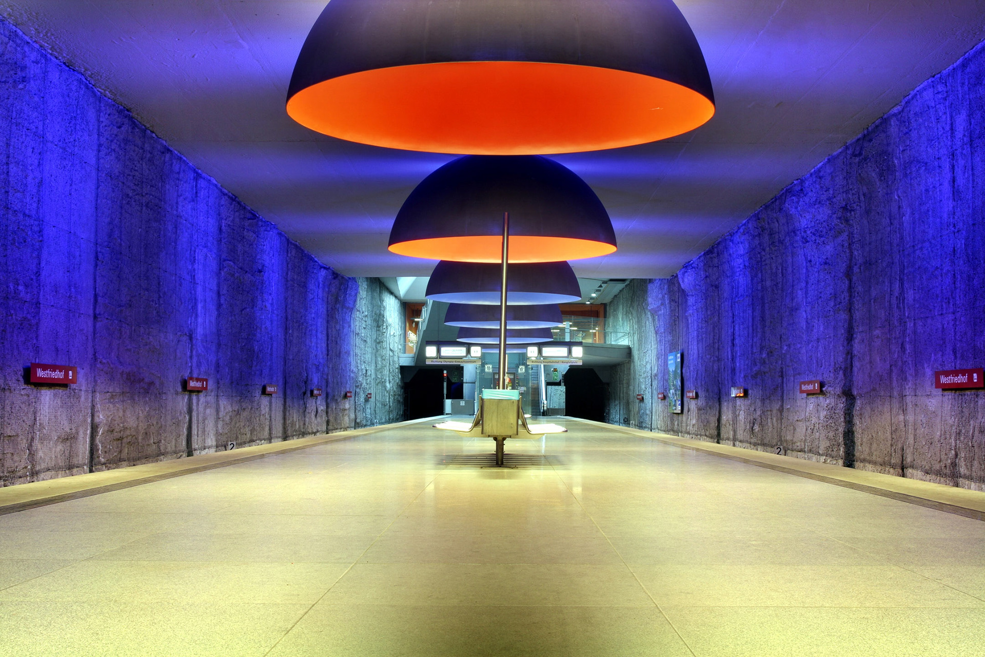 U-Bahn Station Westfriedhof in München - Ingo Maurer Lampen