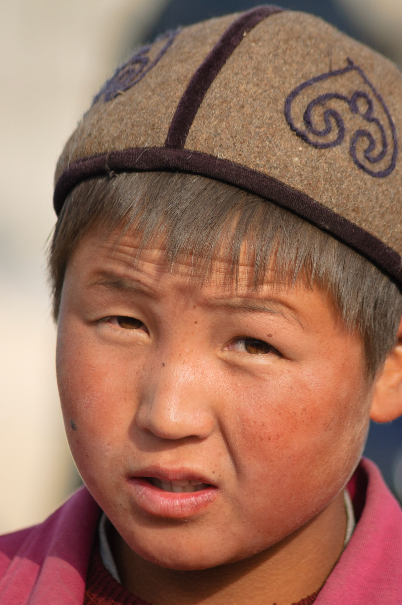 Киргизы автор. Киргиз ду́ппи. Казахи и киргизы. Киргиз Карбен. Монголы с голубыми глазами.