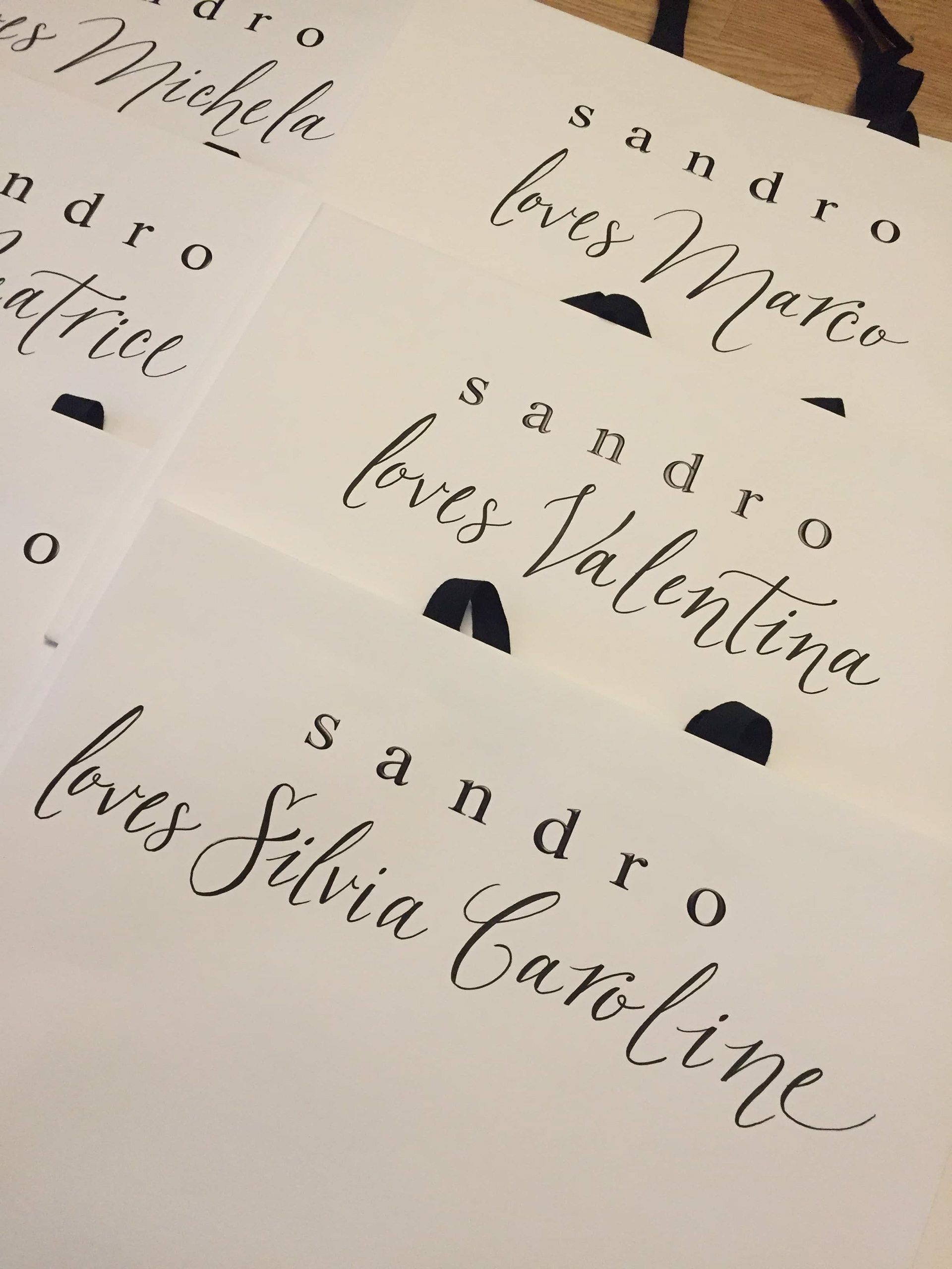 calligraphie contemporaine sur sacs sandro