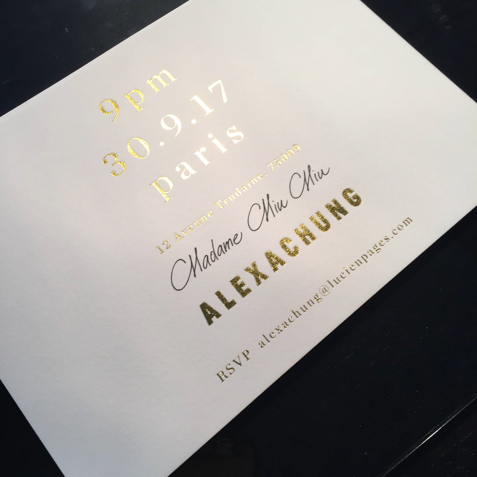 calligraphie pour invitation au défilé alexachung miu miu